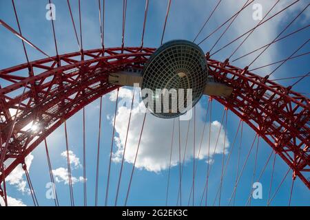 MOSKAU - 3. APRIL 2021: Wunderschöne Zhivopisny-Brücke in Moskau, Russland. Es ist die höchste Hängebrücke in Europa und Wahrzeichen von MOSC Stockfoto
