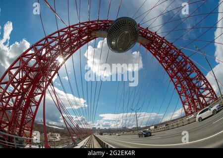 MOSKAU - 3. APRIL 2021: Wunderschöne Zhivopisny-Brücke in Moskau, Russland. Es ist die höchste Hängebrücke in Europa und Wahrzeichen von MOSC Stockfoto