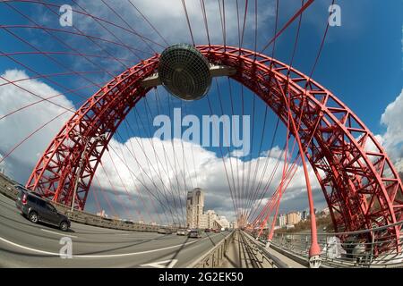 MOSKAU - 3. APRIL 2021: Wunderschöne Zhivopisny-Brücke in Moskau, Russland. Es ist die höchste Hängebrücke in Europa und Wahrzeichen von MOSC Stockfoto