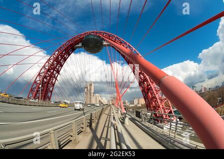 MOSKAU - 3. APRIL 2021: Wunderschöne Zhivopisny-Brücke in Moskau, Russland. Es ist die höchste Hängebrücke in Europa und Wahrzeichen von MOSC Stockfoto