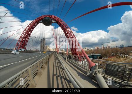 MOSKAU - 3. APRIL 2021: Wunderschöne Zhivopisny-Brücke in Moskau, Russland. Es ist die höchste Hängebrücke in Europa und Wahrzeichen von MOSC Stockfoto