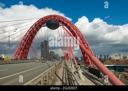 MOSKAU - 3. APRIL 2021: Wunderschöne Zhivopisny-Brücke in Moskau, Russland. Es ist die höchste Hängebrücke in Europa und Wahrzeichen von MOSC Stockfoto