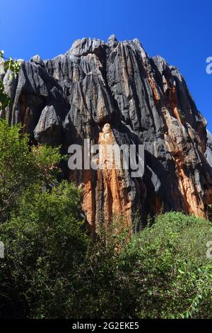 Karststeinfelsen am Wullumba-Felskunstwerk, Chillagoe−Mungana Caves National Park, Queensland, Australien Stockfoto