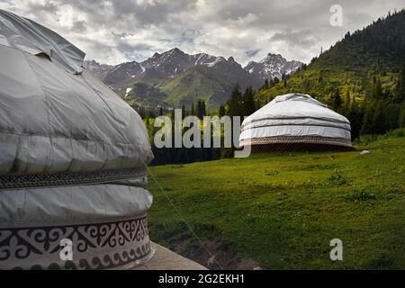 Gästehaus Komplex von weißen Jurten nomadischen Haus im grünen Bergtal in Almaty, Kasachstan Stockfoto