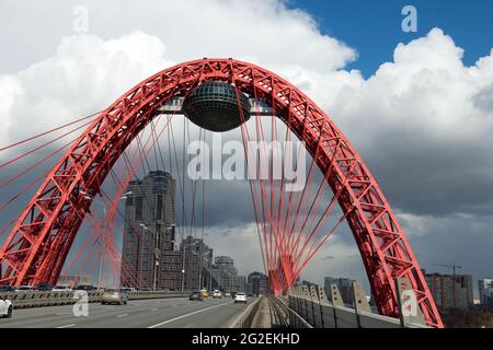 MOSKAU - 3. APRIL 2021: Wunderschöne Zhivopisny-Brücke in Moskau, Russland. Es ist die höchste Hängebrücke in Europa und Wahrzeichen von MOSC Stockfoto