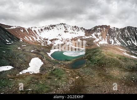 Schöne Landschaft der Gletscherbergseen in der Nähe von Almaty Stadt, Kasachstan. Luftaufnahme mit Drohne Stockfoto