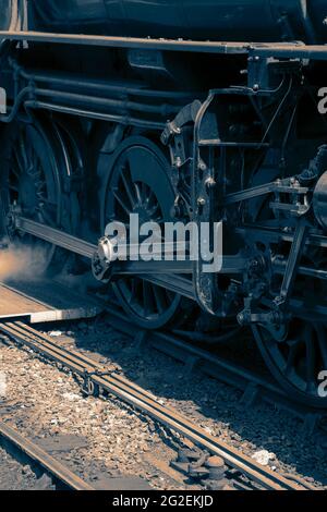 Dampfzug Lokomotive Motorräder Nahaufnahme mit Dampf aus. Mit Farbtonung Stockfoto