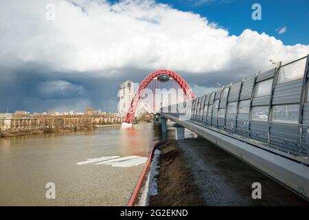 MOSKAU - 3. APRIL 2021: Wunderschöne Zhivopisny-Brücke in Moskau, Russland. Es ist die höchste Hängebrücke in Europa und Wahrzeichen von MOSC Stockfoto