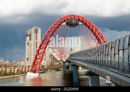 MOSKAU - 3. APRIL 2021: Wunderschöne Zhivopisny-Brücke in Moskau, Russland. Es ist die höchste Hängebrücke in Europa und Wahrzeichen von MOSC Stockfoto