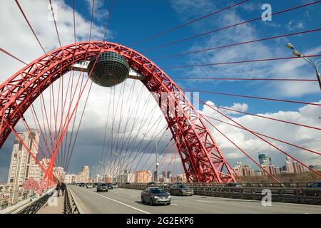 MOSKAU - 3. APRIL 2021: Wunderschöne Zhivopisny-Brücke in Moskau, Russland. Es ist die höchste Hängebrücke in Europa und Wahrzeichen von MOSC Stockfoto