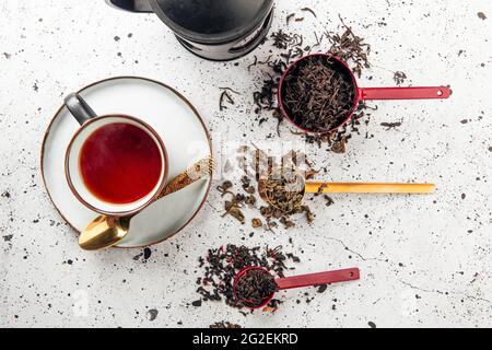 Frisch gebrühter schwarzer Tee in einer Tasse mit Teekannen Stockfoto