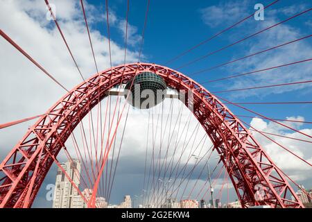 MOSKAU - 3. APRIL 2021: Wunderschöne Zhivopisny-Brücke in Moskau, Russland. Es ist die höchste Hängebrücke in Europa und Wahrzeichen von MOSC Stockfoto