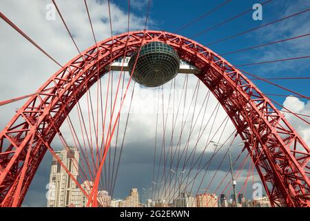 MOSKAU - 3. APRIL 2021: Wunderschöne Zhivopisny-Brücke in Moskau, Russland. Es ist die höchste Hängebrücke in Europa und Wahrzeichen von MOSC Stockfoto
