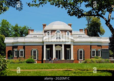 Das Haus Monticello von Präsident Thomas Jefferson in der Nähe von Charlottesville, Virginia (USA), ist ein ikonisches Wahrzeichen und beliebtes Touristenziel. Stockfoto