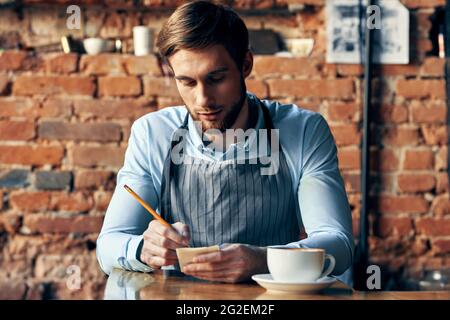 Mann Schürzen Kellner Profis arbeiten Service Coffee Shop Stockfoto