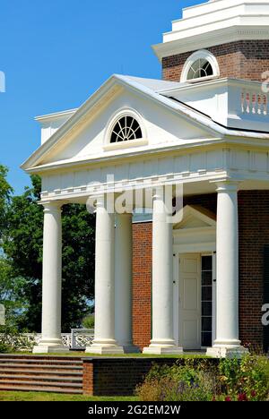 Das Haus Monticello von Präsident Thomas Jefferson in der Nähe von Charlottesville, Virginia (USA), ist ein ikonisches Wahrzeichen und beliebtes Touristenziel. Stockfoto