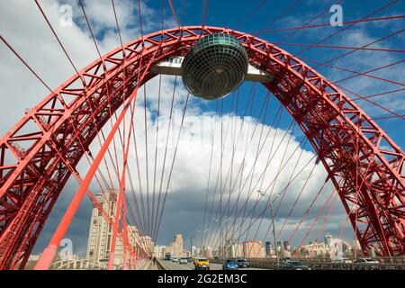 MOSKAU - 3. APRIL 2021: Wunderschöne Zhivopisny-Brücke in Moskau, Russland. Es ist die höchste Hängebrücke in Europa und Wahrzeichen von MOSC Stockfoto