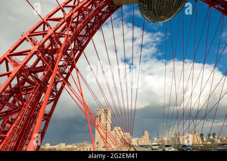 MOSKAU - 3. APRIL 2021: Wunderschöne Zhivopisny-Brücke in Moskau, Russland. Es ist die höchste Hängebrücke in Europa und Wahrzeichen von MOSC Stockfoto