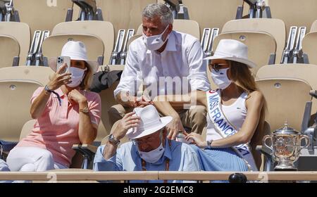 Sylvie Tellier (Geschäftsführerin der Miss France Society), Gilles Moretton (PDT von FFT) und Amandine Petit, Miss France 2021 während des Roland-Garros 2021, Grand Slam Tennisturniers am 10. Juni 2021 im Roland-Garros Stadion in Paris, Frankreich - Foto Nicol Knightman / DPPI Stockfoto