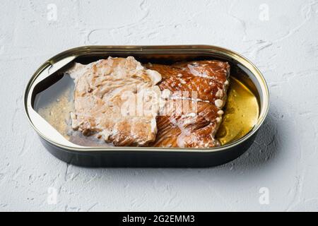 Set aus geräuchertem Fisch in Dosen, in Zinndose, auf weißem Hintergrund Stockfoto