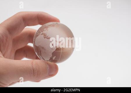 Glaskristall in der Hand auf weißem Hintergrund. Stockfoto