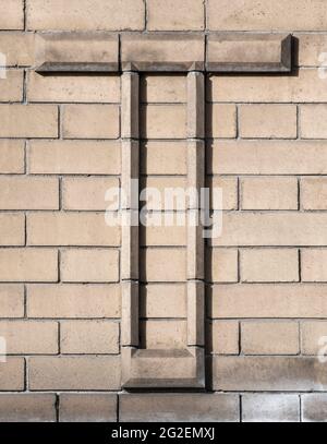 Großer Buchstabe T, bestehend aus leichtem Klinker Stockfoto