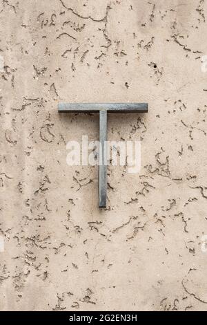 Metallbuchstabe T auf einer Hausfassade Stockfoto