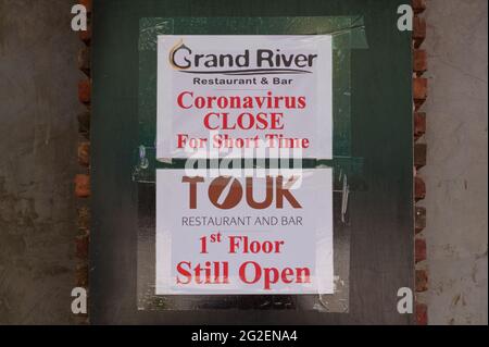 Ein Restaurant und eine Bar am Flussufer zeigen während der COVID-Pandemie von 19 ein Schild mit der Aufschrift „Coronavirus CLOSE“. Phnom Penh, Kambodscha. März 2020. © Kraig Lieb Stockfoto