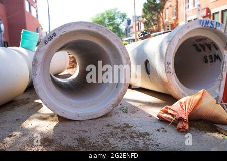 Auf der Straße, die in der Mulberry Street in einem großen Bauprojekt in der Innenstadt von Hamilton installiert werden soll, werden neue Betonabwasserkanäle verlegt. Stockfoto