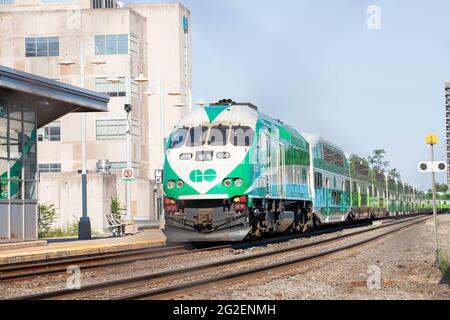 HAMILTON, Ontario, Kanada - 2021. Juni: Am Bahnhof wartet ein Go Transit-Zug auf der Bahnstrecke. Stockfoto