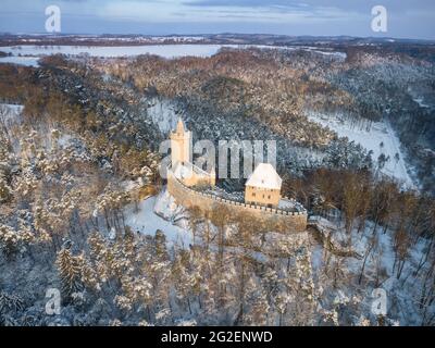 Luftaufnahme der mittelalterlichen Burg Kokorin im Nationalpark Kokorinsko in der Nähe von Prag in der Tschechischen Republik, Europa. Stockfoto