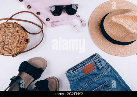 Über dem Sommer Stillleben. Lässige Damenbekleidung, Accessoires. Urlaub, Reisekonzept. Flach liegend Stockfoto
