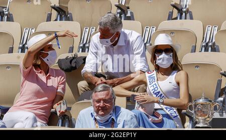 Sylvie Tellier (Geschäftsführerin der Miss France Society), Gilles Moretton (PDT von FFT) und Amandine Petit, Miss France 2021 während des Roland-Garros 2021, Grand Slam Tennisturniers am 10. Juni 2021 im Roland-Garros Stadion in Paris, Frankreich - Foto Nicol Knightman / DPPI / LiveMedia Stockfoto