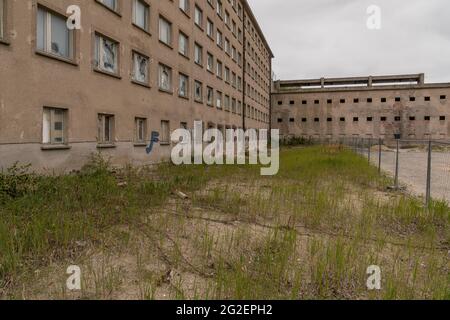 Binz, Mecklenburg-Vorpommern, Deutschland - 01. Oktober 2020: Der verfemte Südflügel des historischen Gebäudekomplexes von Prora Stockfoto