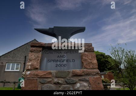 Ein symbolischer Amboss im Dorf Gretna Green in Schottland, Großbritannien Stockfoto