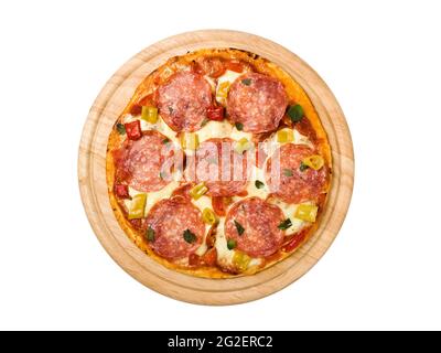 Pizza mit Salami und Pfefferkinis auf Holzplatte, isoliert auf weißem Hintergrund Stockfoto
