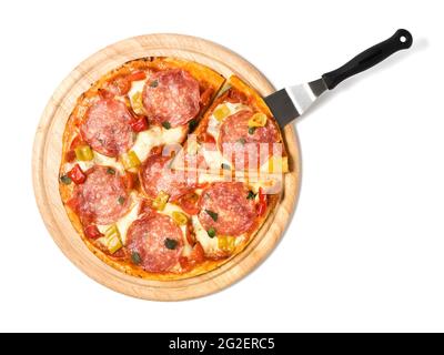 Pizza mit Salami und Pepperoncini isoliert auf weiß, eine Scheibe abgeschnitten Stockfoto