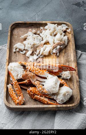 Boiled Blue Schwimmer Crab Meat oder Horse Blue Crab, Flower Crab Set, auf grauem Hintergrund Stockfoto
