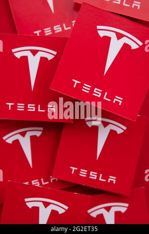 LONDON, Großbritannien - Juni 2021: Tesla-Elektrofahrzeug und Clean Energy-Logo Stockfoto