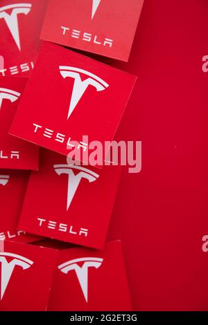 LONDON, Großbritannien - Juni 2021: Tesla-Elektrofahrzeug und Clean Energy-Logo Stockfoto