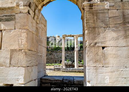 Antike Ruinen in der Hadrianbibliothek mit Blick auf die Akropolis im Hintergrund in Athen, Griechenland Stockfoto