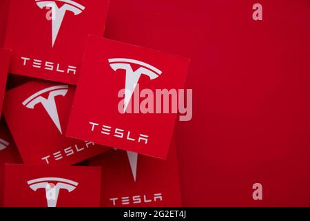 LONDON, Großbritannien - Juni 2021: Tesla-Elektrofahrzeug und Clean Energy-Logo Stockfoto