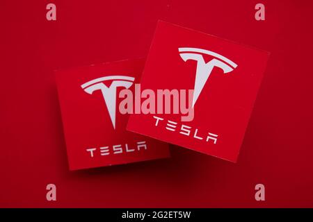 LONDON, Großbritannien - Juni 2021: Tesla-Elektrofahrzeug und Clean Energy-Logo Stockfoto