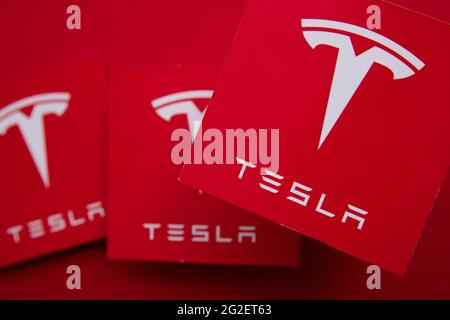 LONDON, Großbritannien - Juni 2021: Tesla-Elektrofahrzeug und Clean Energy-Logo Stockfoto