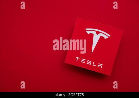 LONDON, Großbritannien - Juni 2021: Tesla-Elektrofahrzeug und Clean Energy-Logo Stockfoto