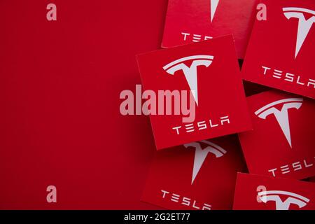 LONDON, Großbritannien - Juni 2021: Tesla-Elektrofahrzeug und Clean Energy-Logo Stockfoto