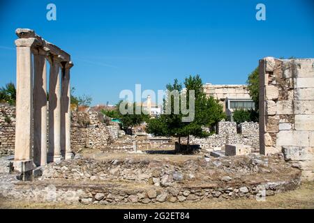 Antike Ruinen in der Hadrianbibliothek mit Blick auf die Akropolis im Hintergrund in Athen, Griechenland Stockfoto