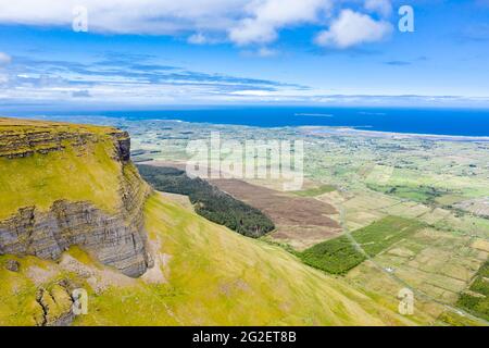 Luftaufnahme des Berges Benbulbin in der Grafschaft Sligo, Irland. Stockfoto