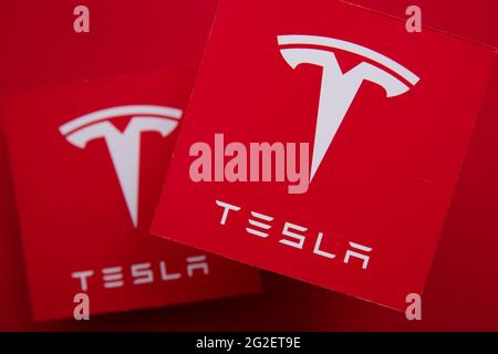 LONDON, Großbritannien - Juni 2021: Tesla-Elektrofahrzeug und Clean Energy-Logo Stockfoto