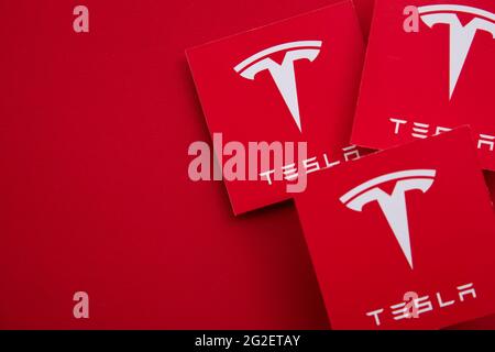 LONDON, Großbritannien - Juni 2021: Tesla-Elektrofahrzeug und Clean Energy-Logo Stockfoto